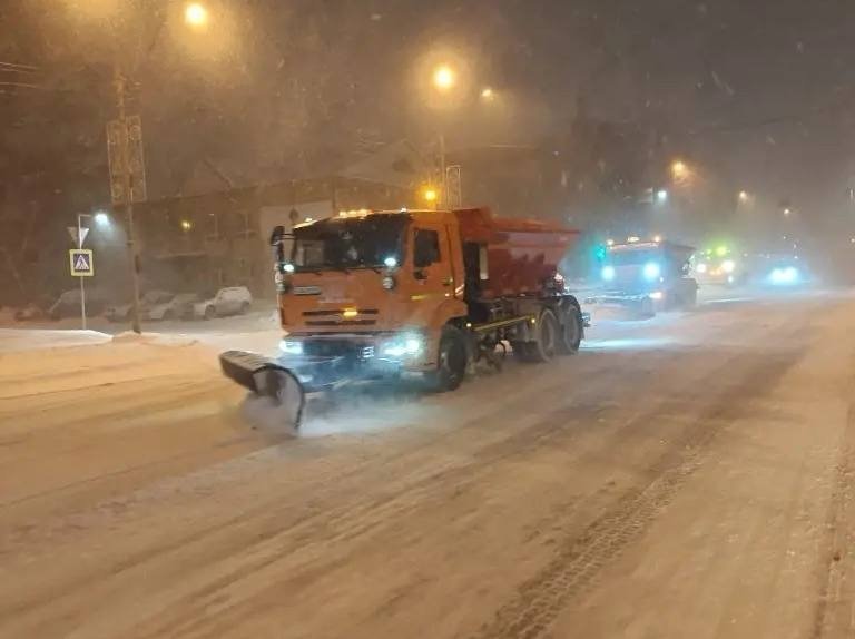 111 единиц техники и 60 рабочих вышли на расчистку улиц в Южно-Сахалинске пресс-служба мэрии города