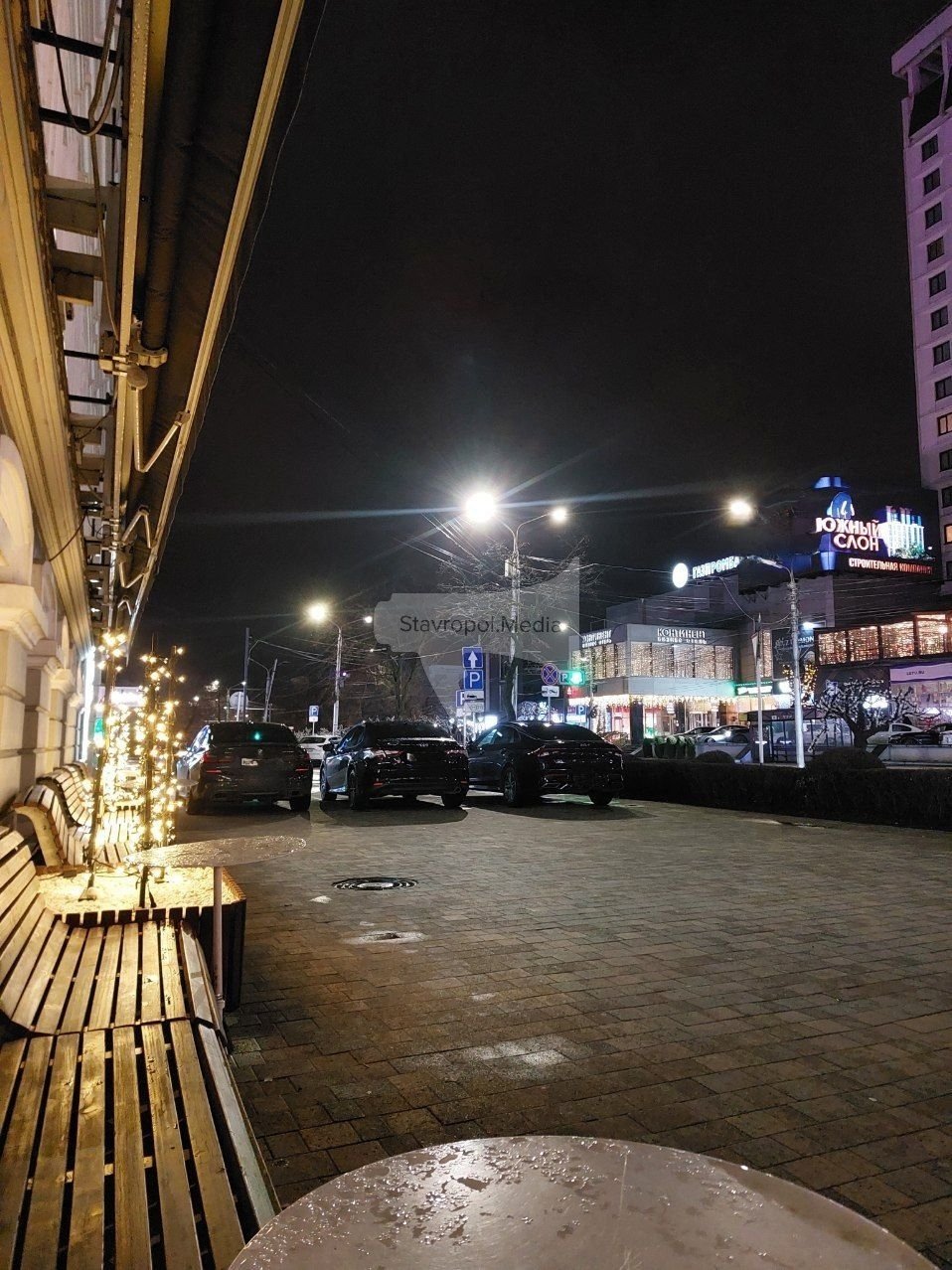 Машины перекрыли дорогу пешеходам, припарковавшись на тротуаре в центре Ставрополя ИА Stavropol.Media