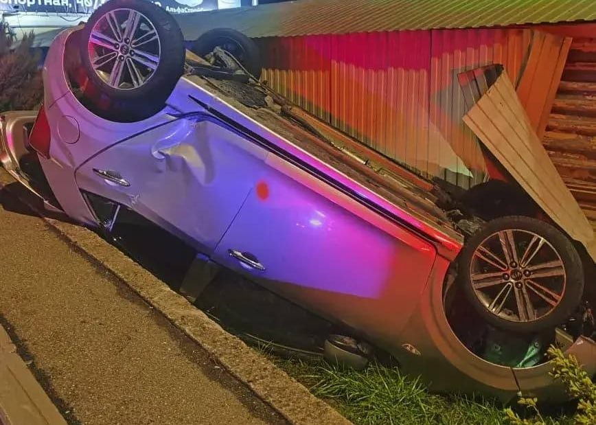 Трое детей пострадали в жестком ДТП с перевертышем в Сочи t.me/gibddsochi