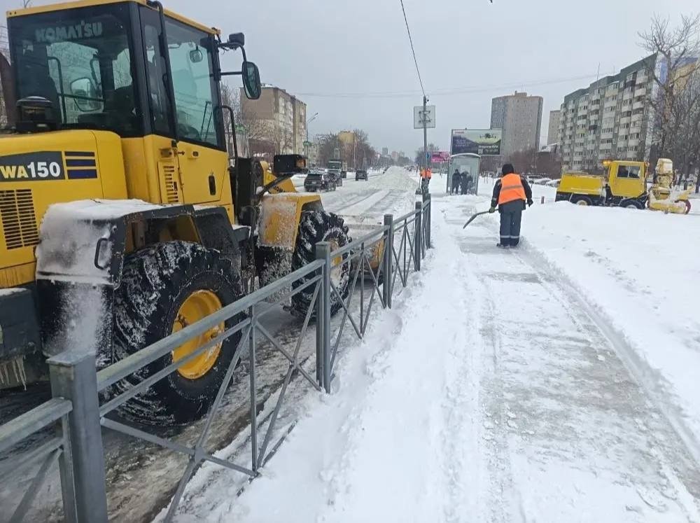 Свыше 100 единиц техники и около 80 человек расчищают улицы Южно-Сахалинска 12 января telegram-канал мэра города Сергея Надсадина