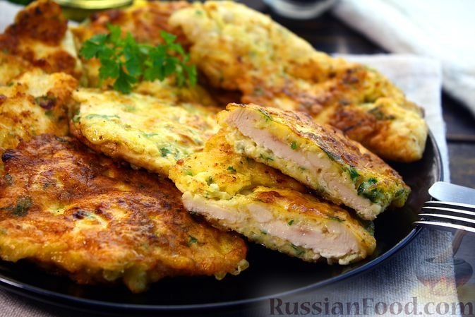 Отбивные из куриного филе в яичном кляре - с нежной сырной корочкой. Приготовите в считанные минуты russianfood.com