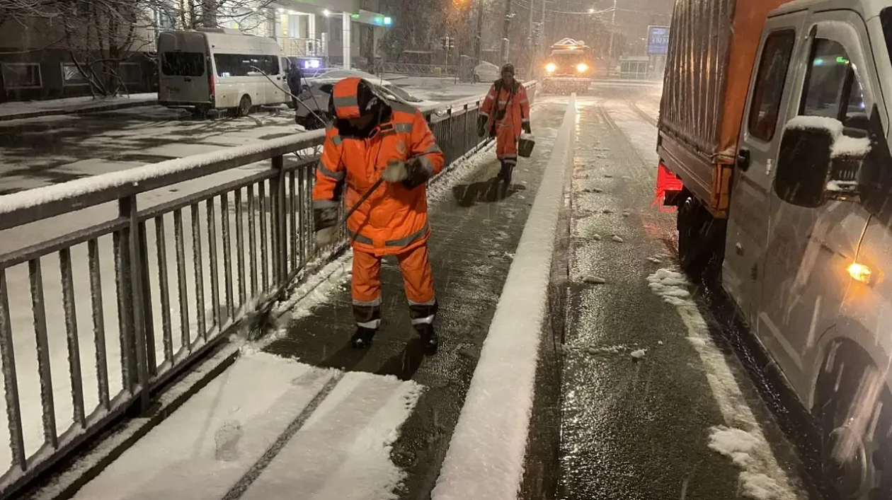 Более 600 рабочих расчищают тротуары и дороги Краснодара от снега и наледи Пресс-служба администрации Краснодара