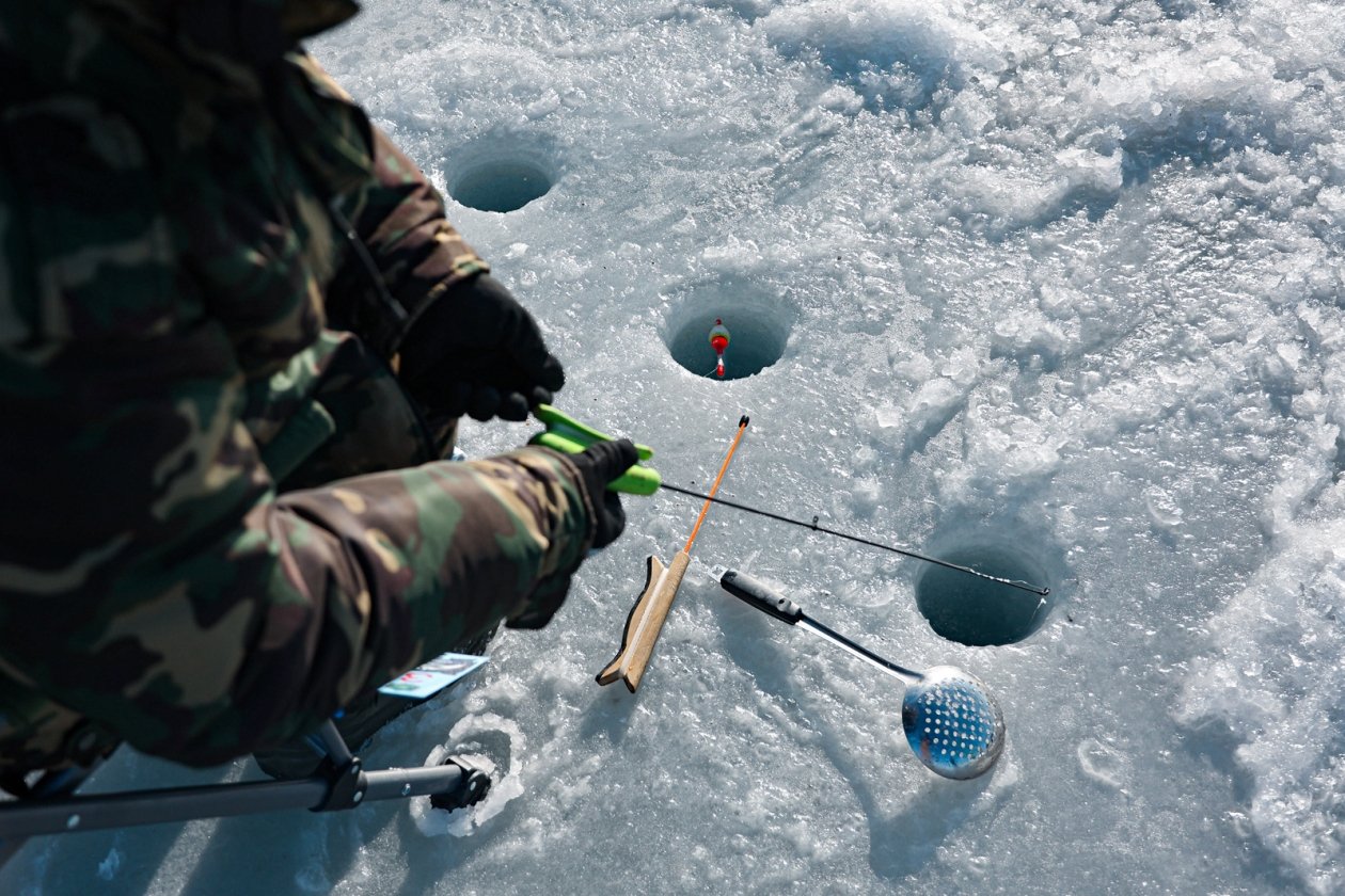 Рыбачим зимой на две лунки: этот хитрый способ не оставит без улова Илья Аверьянов, ИА PrimaMedia.ru