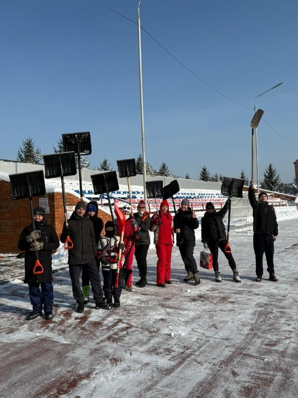 Ребята убрали снег с дорожек стадиона предоставлено &quotНе будь как Гриша&quot