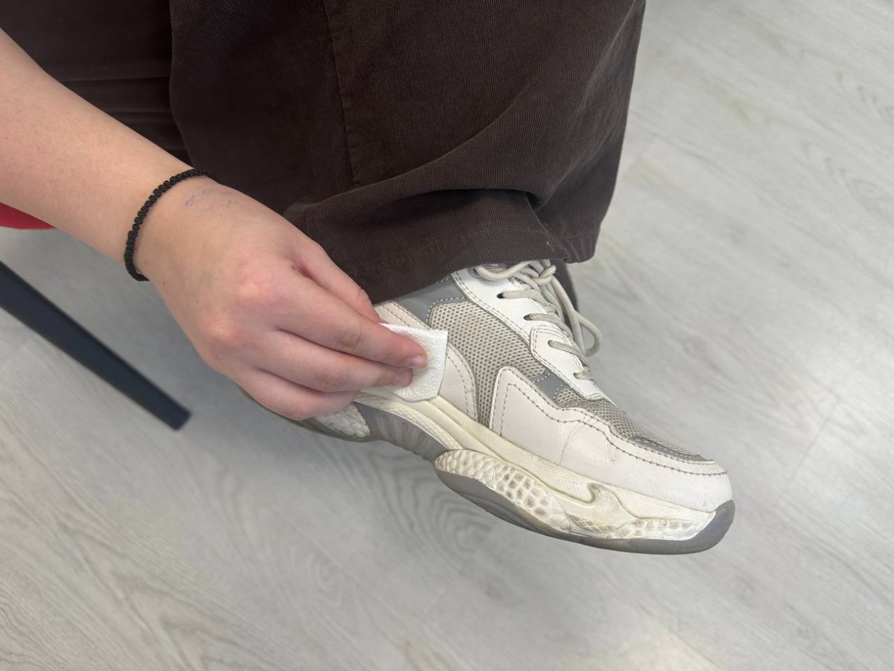 Смачиваем 1/4 губки - и трем белую подошву: черные пятна не найти даже с лупой ИА Stavropol.Media