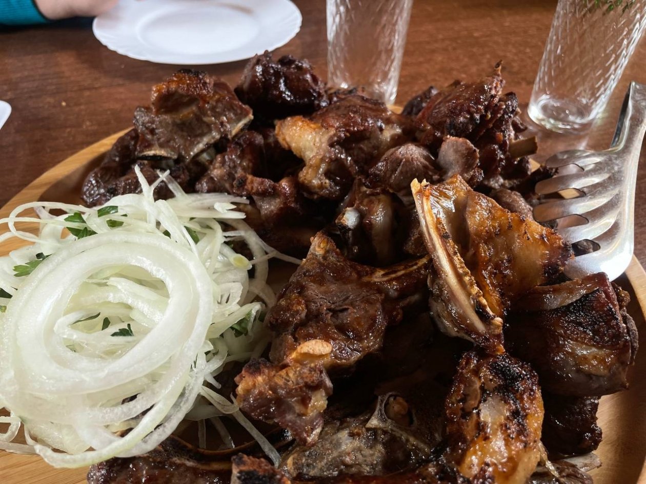 Никто не верит, что нет уксуса: маринуем лук по рецепту из Адлера - съедается быстрее шашлыка ИА KrasnodarMedia