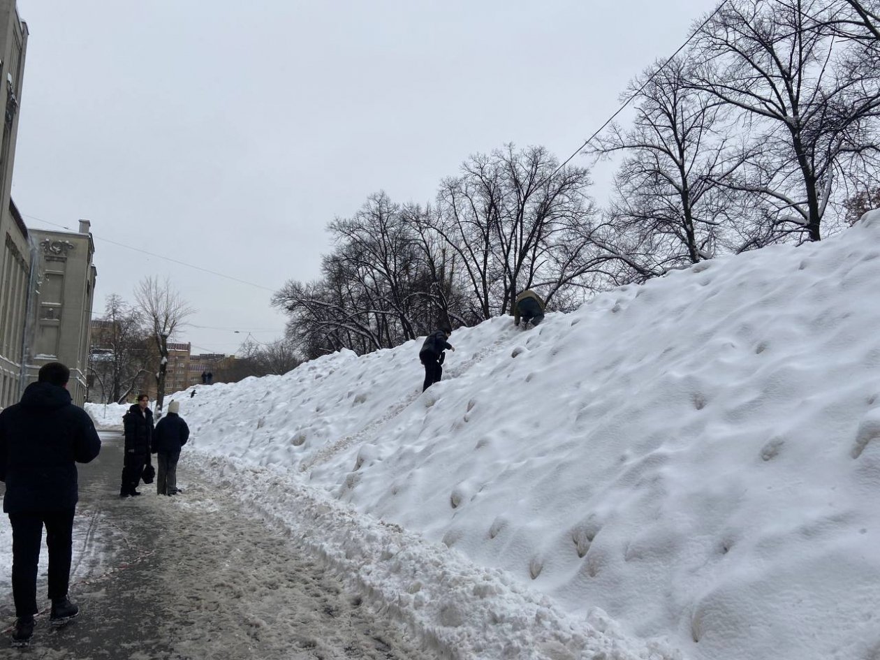 Огромный сугроб вырос в Москве ИА StolicaMedia