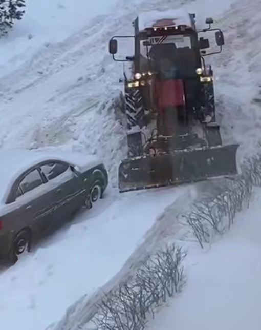 Спецтехника в Москве вновь застряла при расчистке снега скрин из видео @t.me/moscowtop