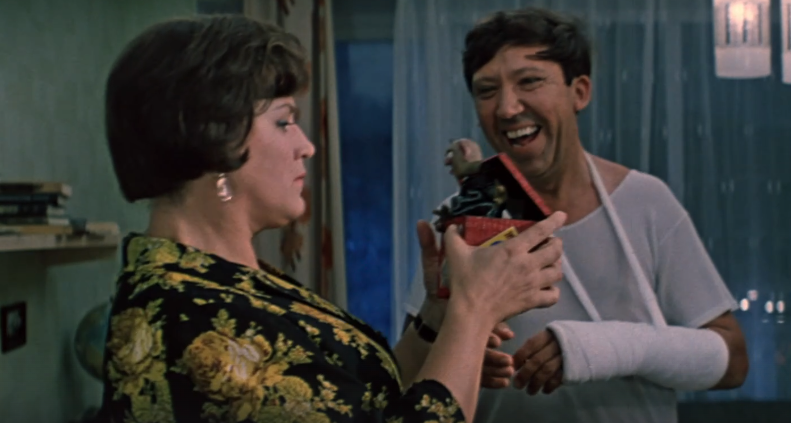 С нас - кадр, с вас - название фильма: угадаете шедевры отечественного кино? - ТЕСТ Кадр из фильма &quotБриллиантовая рука&quot (18+)