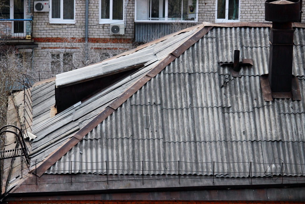Видны дыры, разъехавшиеся стыки и просто накиданный или оторванный ветром шифер Евгений Никитенко, корр. ИА AmurMedia