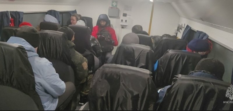 Дороги заметены, обычный транспорт по дорогам проехать практически не может. Людей в столице края перевозят на вахтовках. ГУ МЧС России по Камчатскому краю