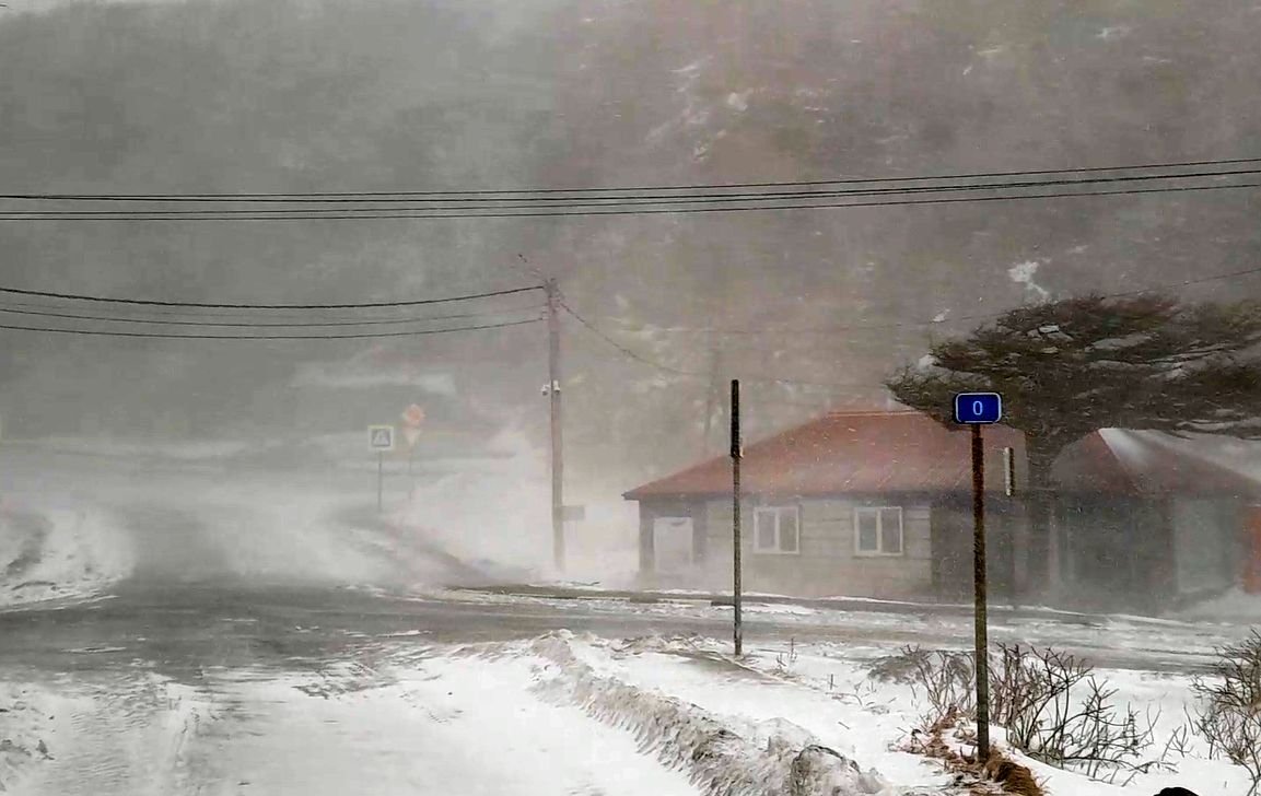 Мощный циклон обрушился на Итуруп 12 января: повреждены фасады зданий и обрыв кабеля газета &quotКрасный Маяк&quot