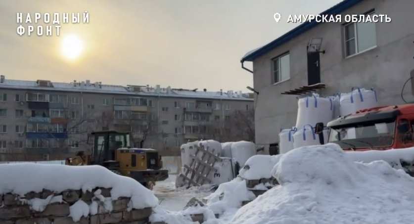 Техника ворочает мешки с соей в 20 метрах от жилых домов скриншот видео - региональное отделение ОНФ Амурской области