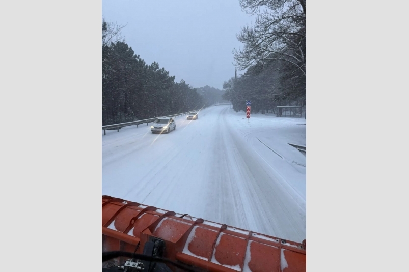 Дорогу очищают от снега &quotКрымавтодор&quot