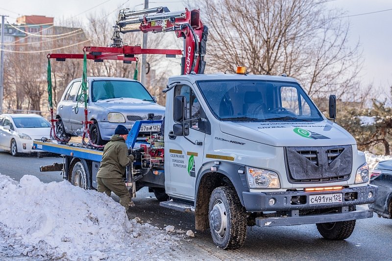 Во Владивостоке эвакуируют мешающие очистке дорог автомобили Владимир Нестеров, vlc.ru