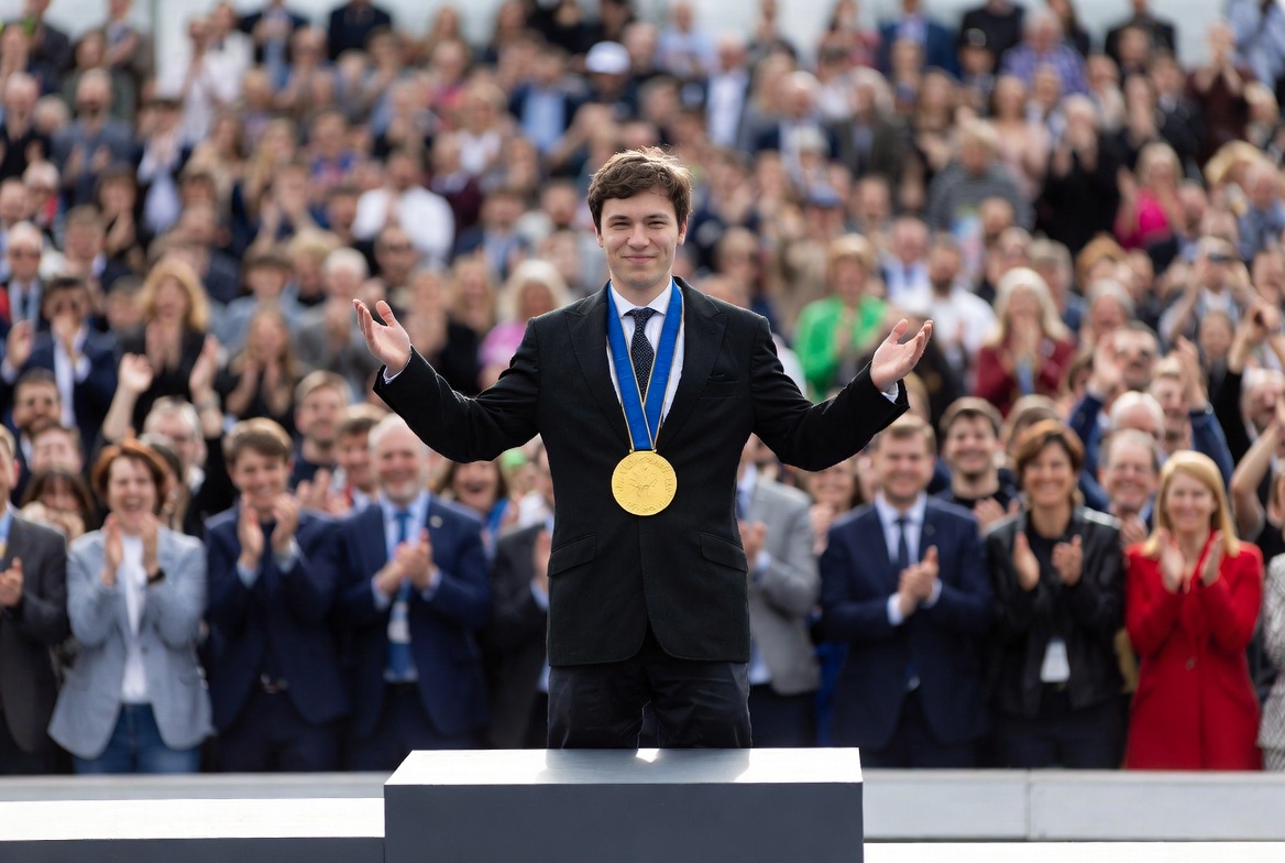 Тематическое фото Сгенерировано QwenChat (18+)