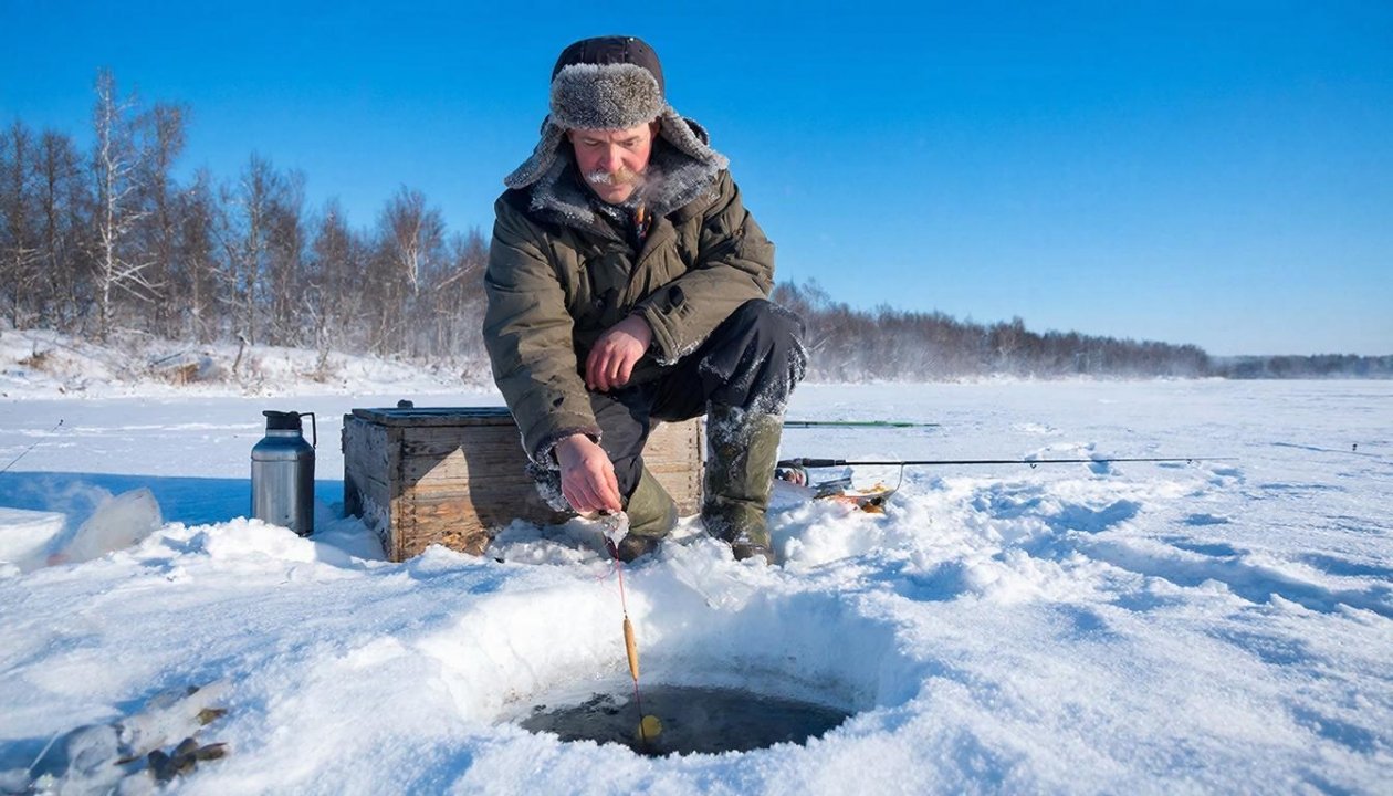 Не лунка, а магнит для рыбы - что нужно кинуть в воду в январе за 10 минут до рыбалки ИИ Kandinsky (18+)