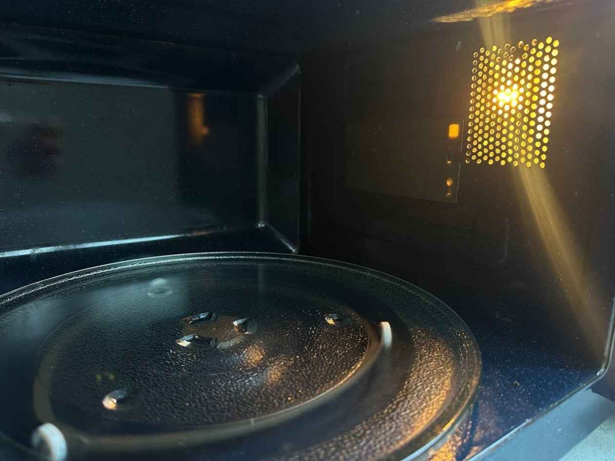 Использую всего 1 средство и микроволновка сияет чистотой: без жира и неприятных запахов ИА KrasnodarMedia