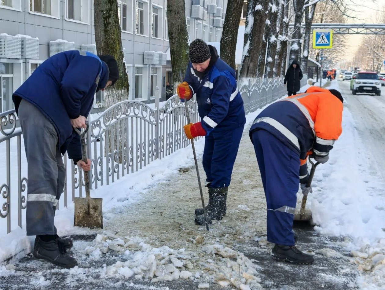 Сотрудники &quotРосводоканала&quot в Краснодаре помогают муниципальным службам убирать снег Пресс-служба Росводоканал Краснодар