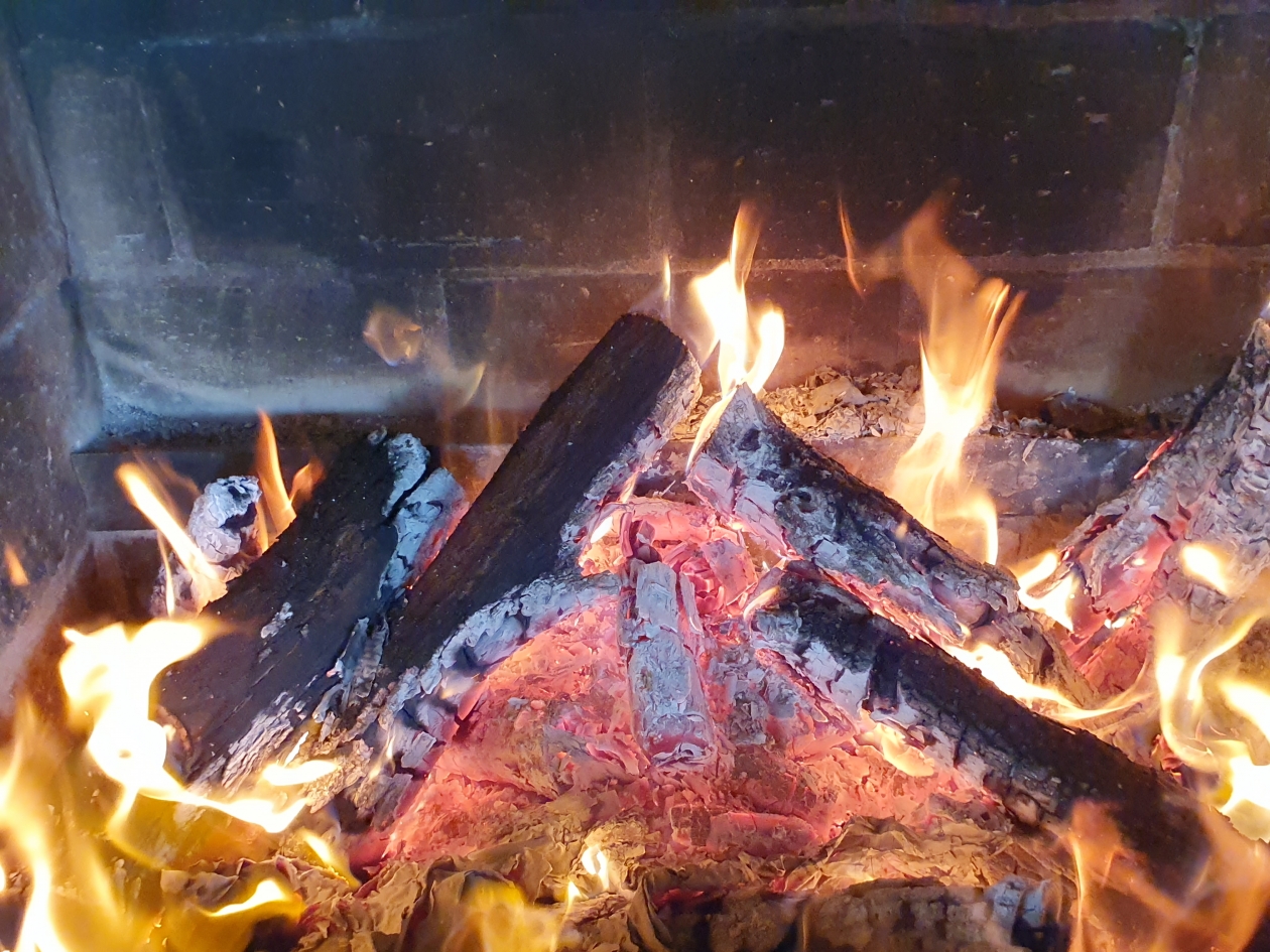 Больше не бегаю к печке - тепло держится в два раза дольше: хитрость с &quotвечным поленом&quot Анна Водопьянова,  ИА UssurMedia