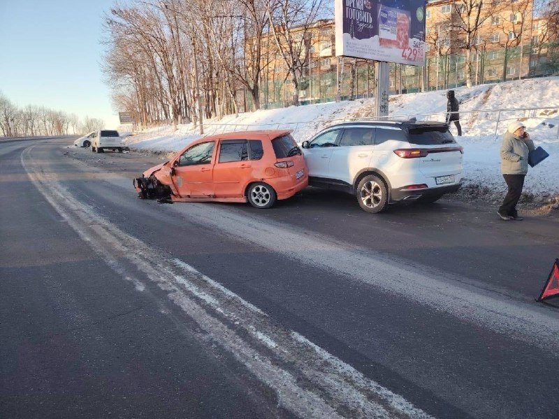 Госавтоинспекция Находки устанавливает обстоятельства ДТП с участием четырёх автомобилей Госавтоинспекция ОМВД России по городу Находке