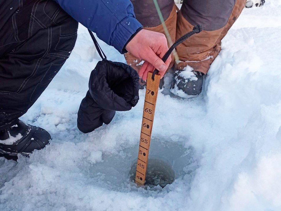 Патруль ГИМС проверил лёд на озере Нерпичьем у Усть-Камчатска Администрация Усть-Камчатского округа