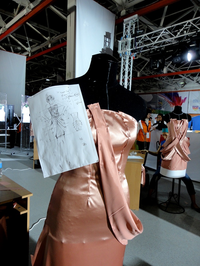 Наколка женского нарядного платья, Фото с места события из других источников