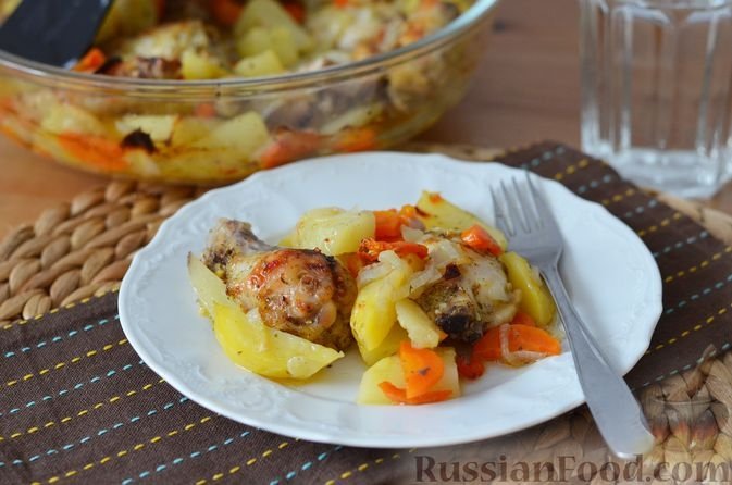 Куриные крылышки, запечённые с картофелем и морковью russianfood.com