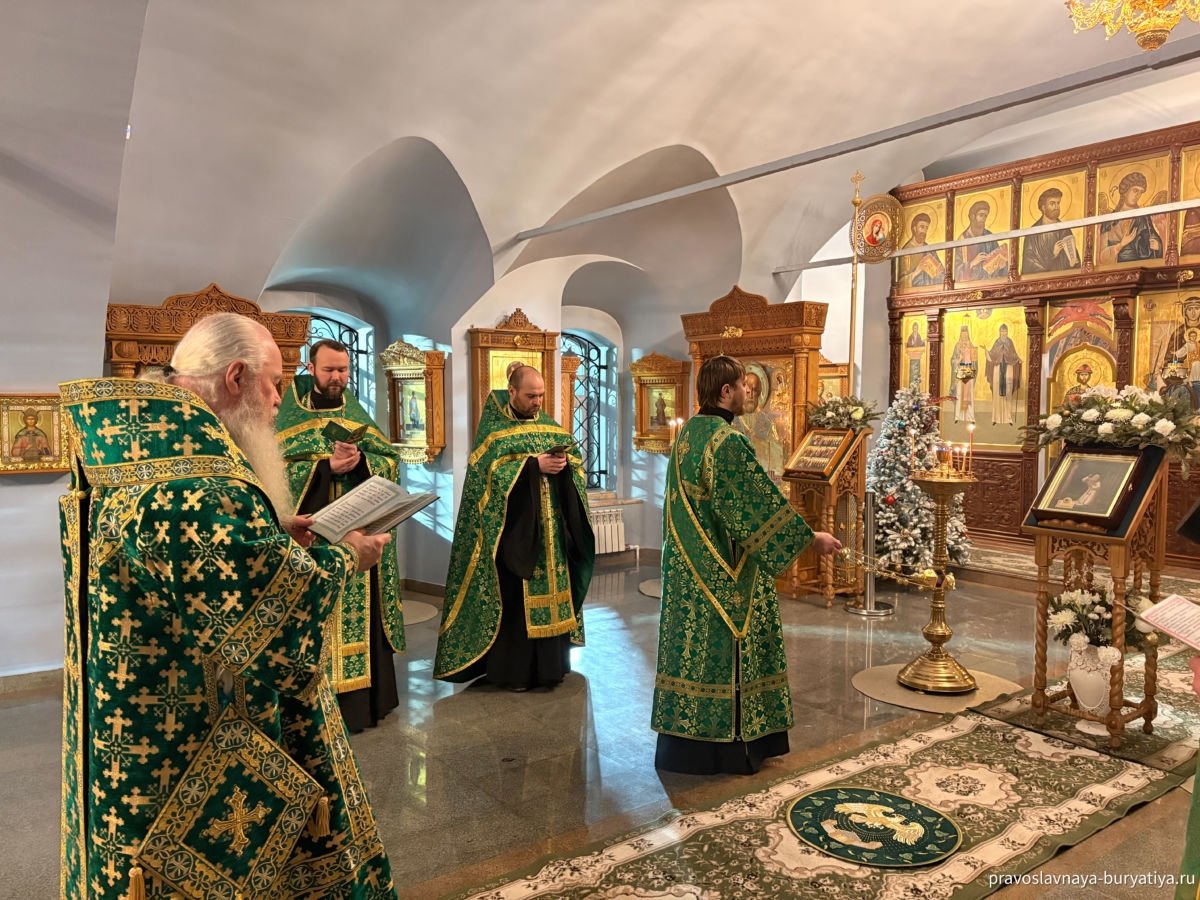 Верующие собрались в Одигитриевском соборе у иконы с мощами святого Серафима Саровского Бурятская епархия