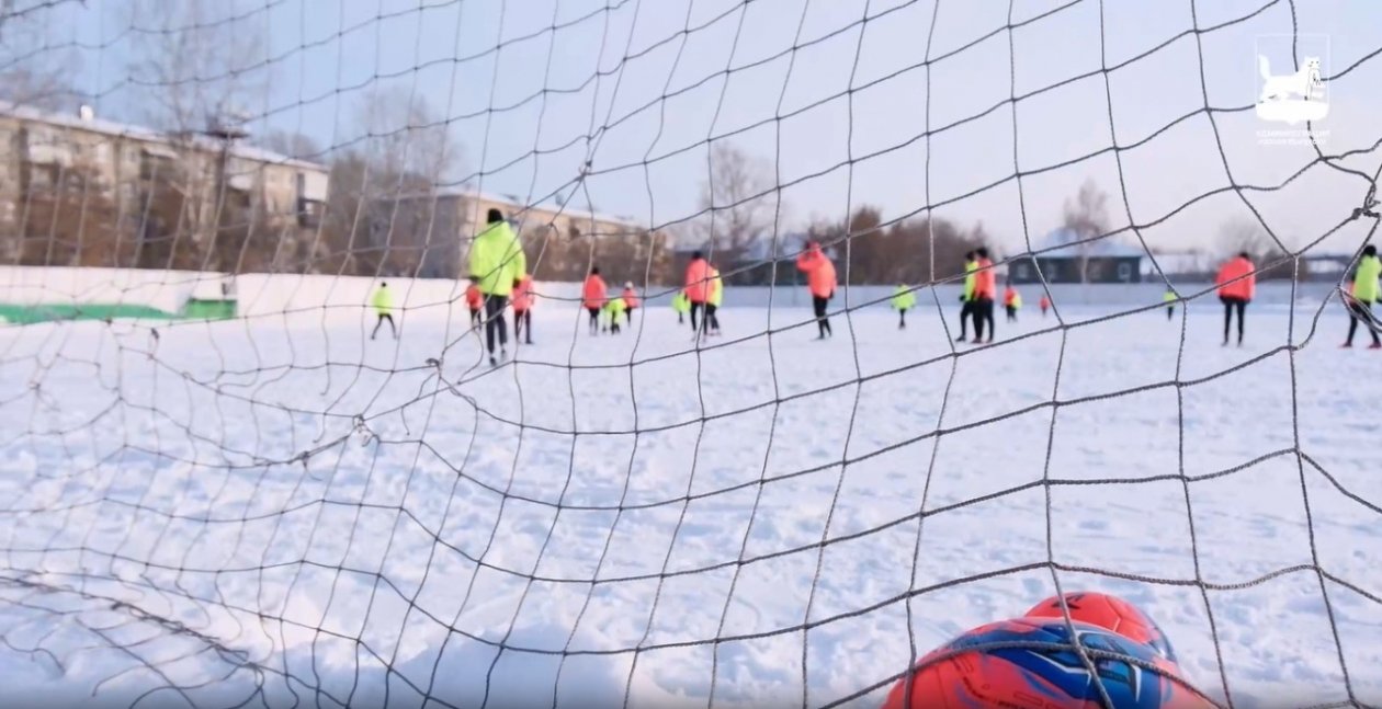 Поля для занятий зимним футболом и хоккеем обустроили на стадионе &quotЛокомотив&quot в Иркутске Пресс-служба администрации Иркутска