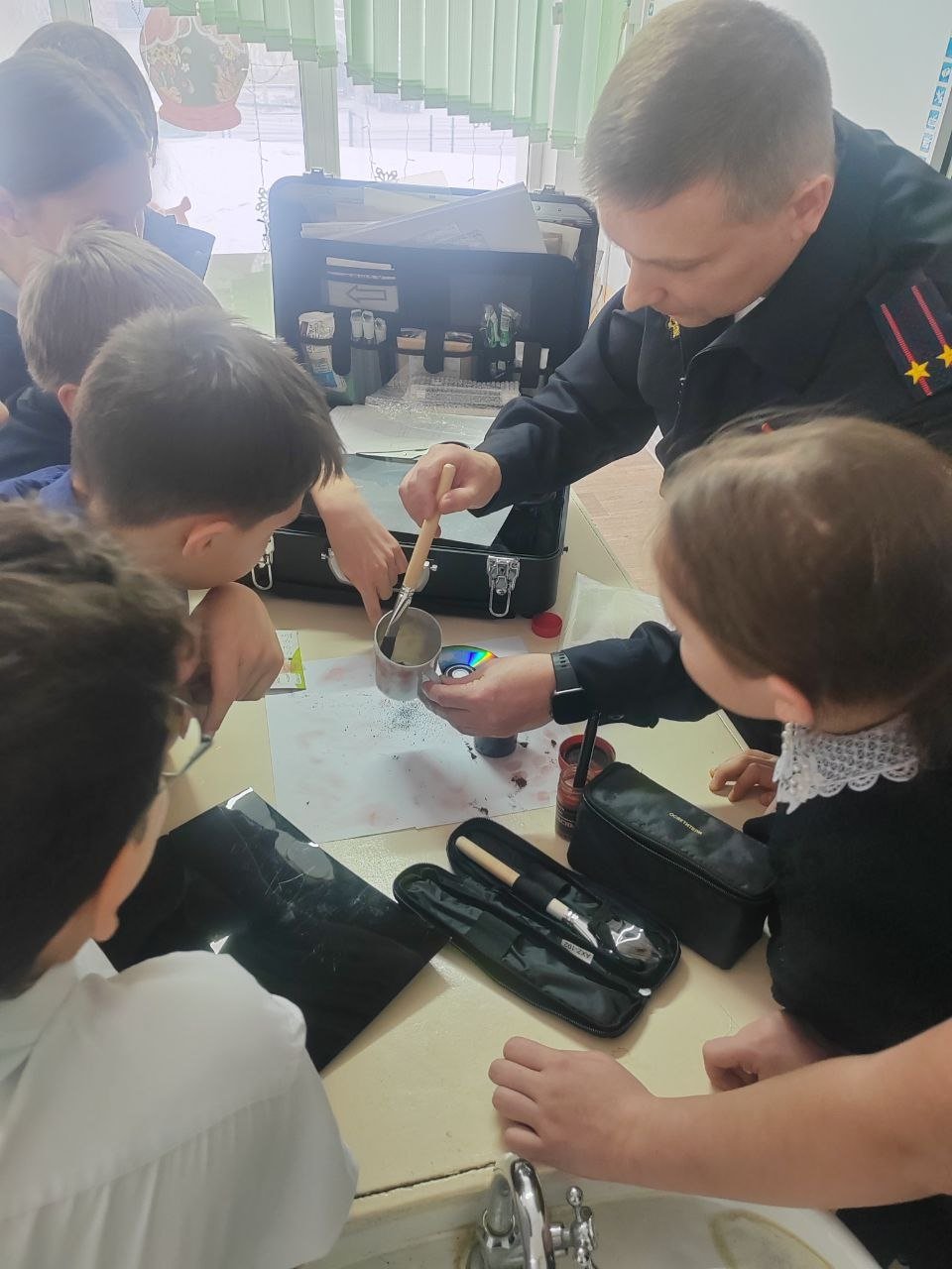 В Уссурийске эксперты-криминалисты познакомили школьников со своей профессией предоставлено пресс-службой ОМВД России по г. Уссурийску