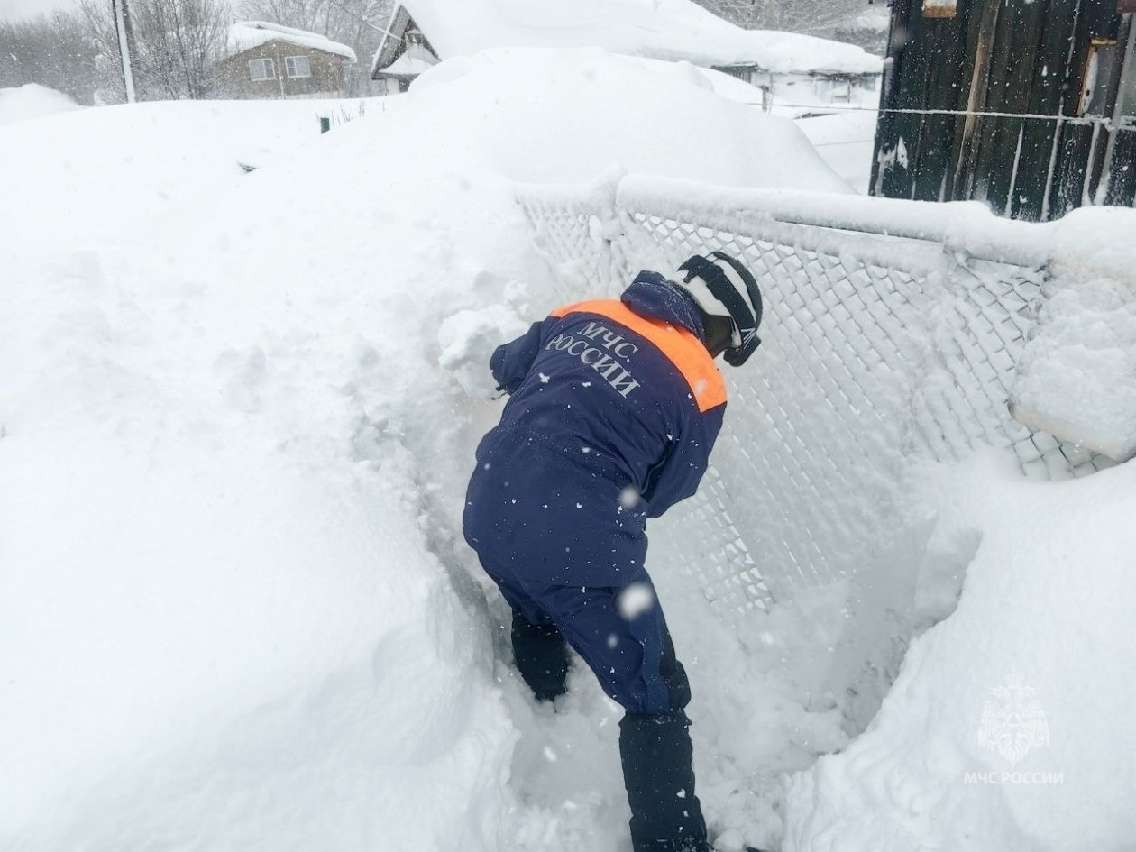 Циклон в Камчатском крае оставил пожилых жителей в снежной блокаде Пресс-служба ГУ МЧС России по КК 