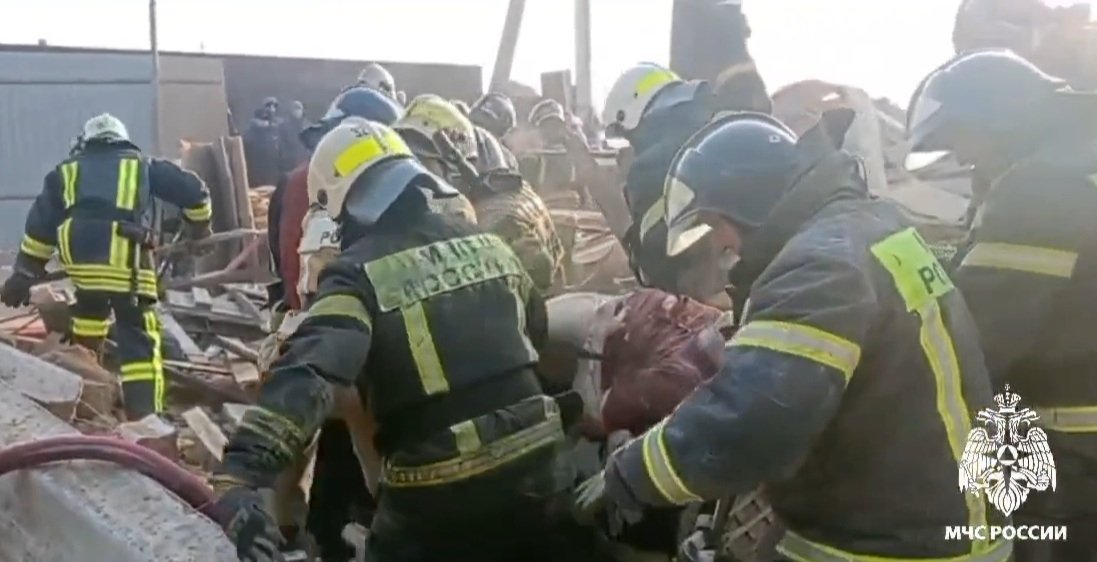 Выносят пострадавшего скриншот видео МЧС