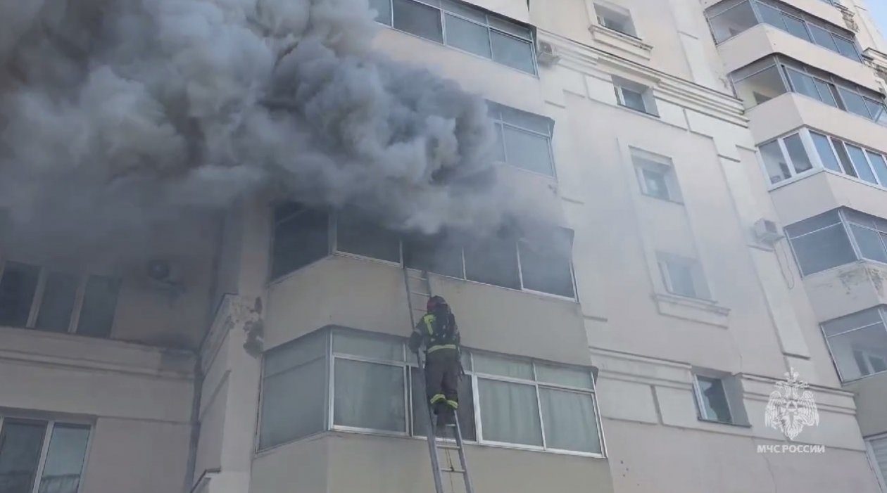 Пожар в квартире на третьем этаже вспыхнул днем 15 января скриншот видео - ГУ МЧС России по Амурской области