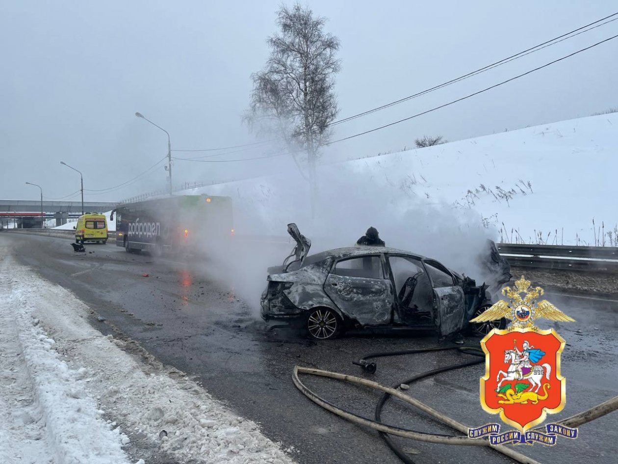 Иномарка сгорела посреди дороги в Подмосковье Telegram / ГУ МВД России по Подмосковью