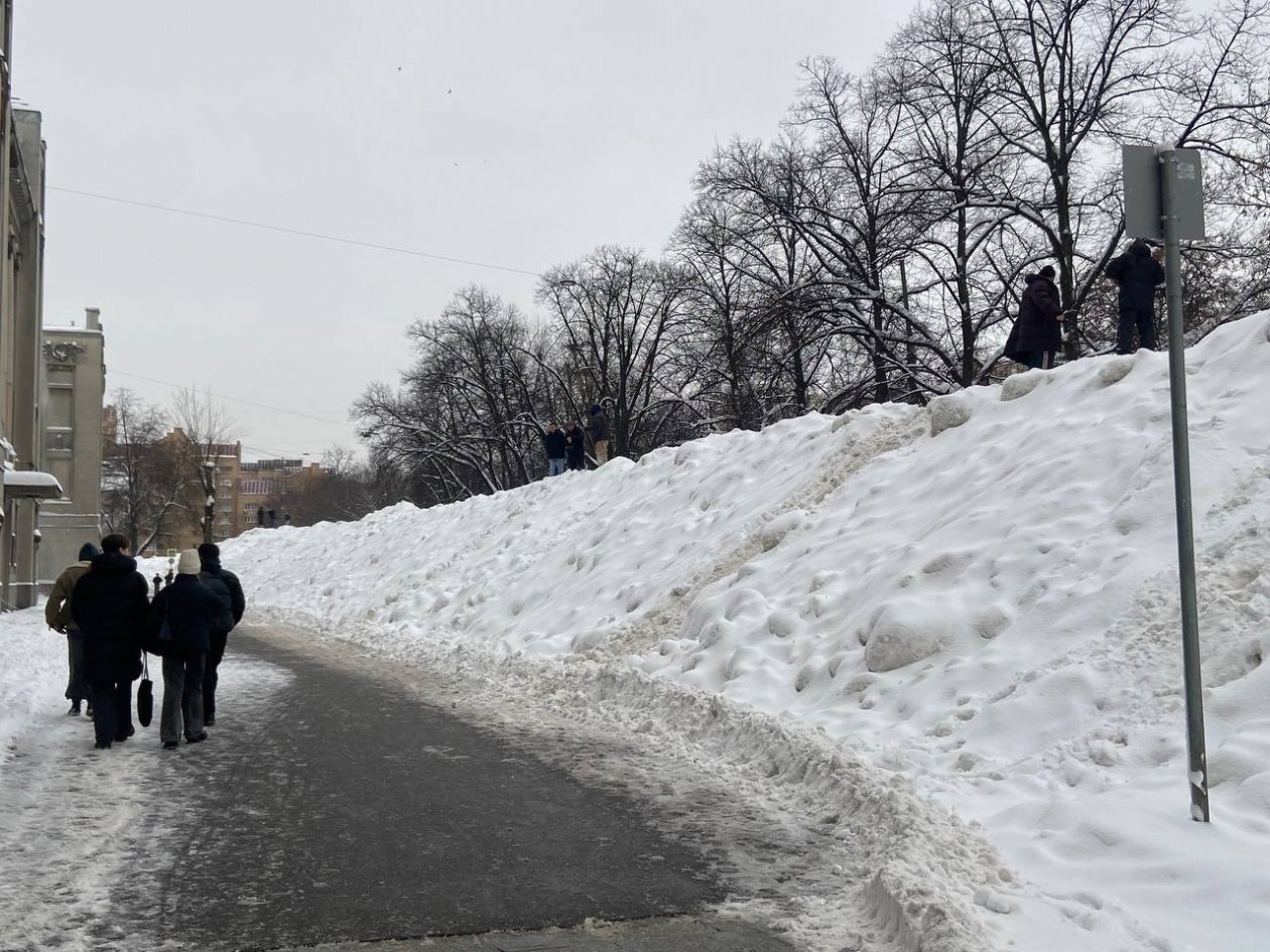 Сугроб на Миусской площади в центре Москвы ИА StolicaMedia