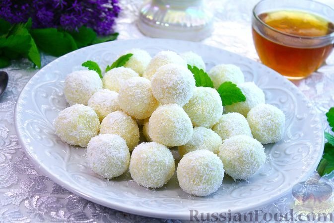 Просто смешайте кокосовую стружку, масло и сгущенку: конфеты а-ля Рафаэлло получатся изысканно-нежными и воздушными russianfood.com