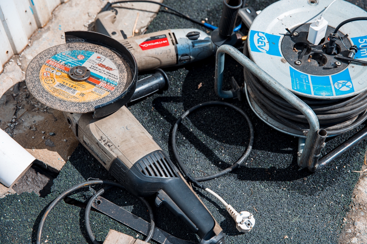Дрель, перфоратор, удлинитель, болгарка, турбинка, инструменты Илья Аверьянов, ИА PrimaMedia