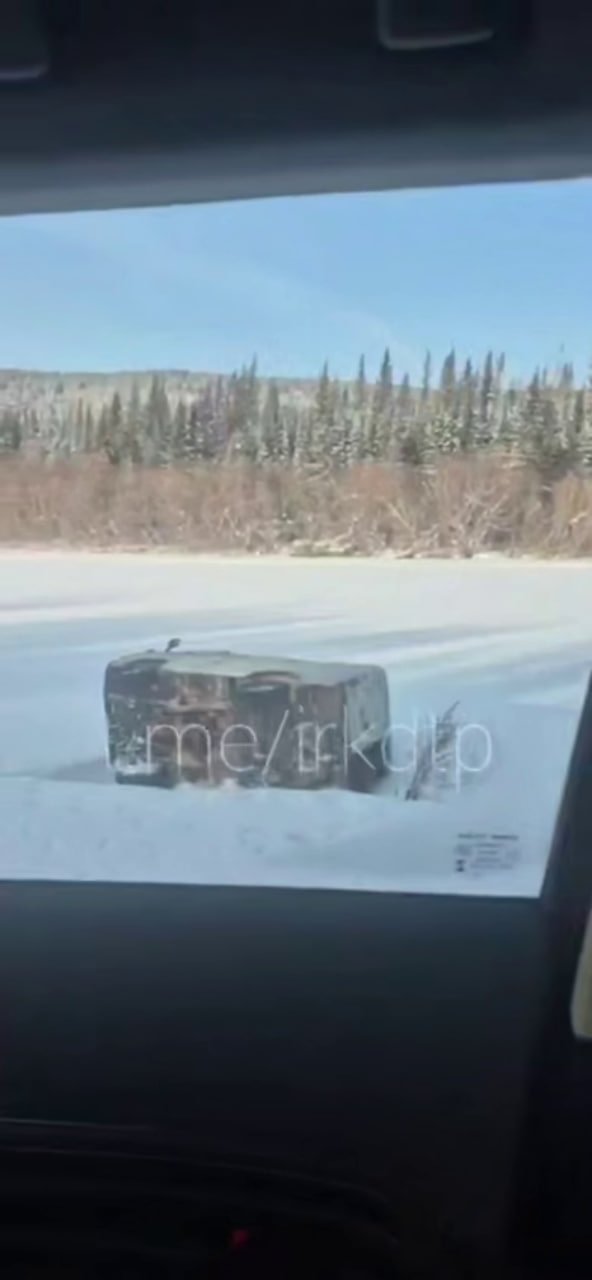 Микроавтобус вылетел на лед реки и перевернулся под Жигалово Тг-канал &quotДТП38&quot (18+)