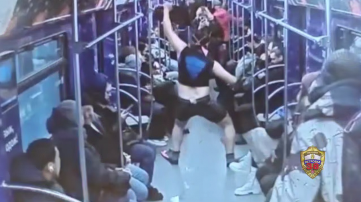 Мужчина устроил танцы в купальнике в метро Москвы Пресс-служба ГУ МВД России по Москве