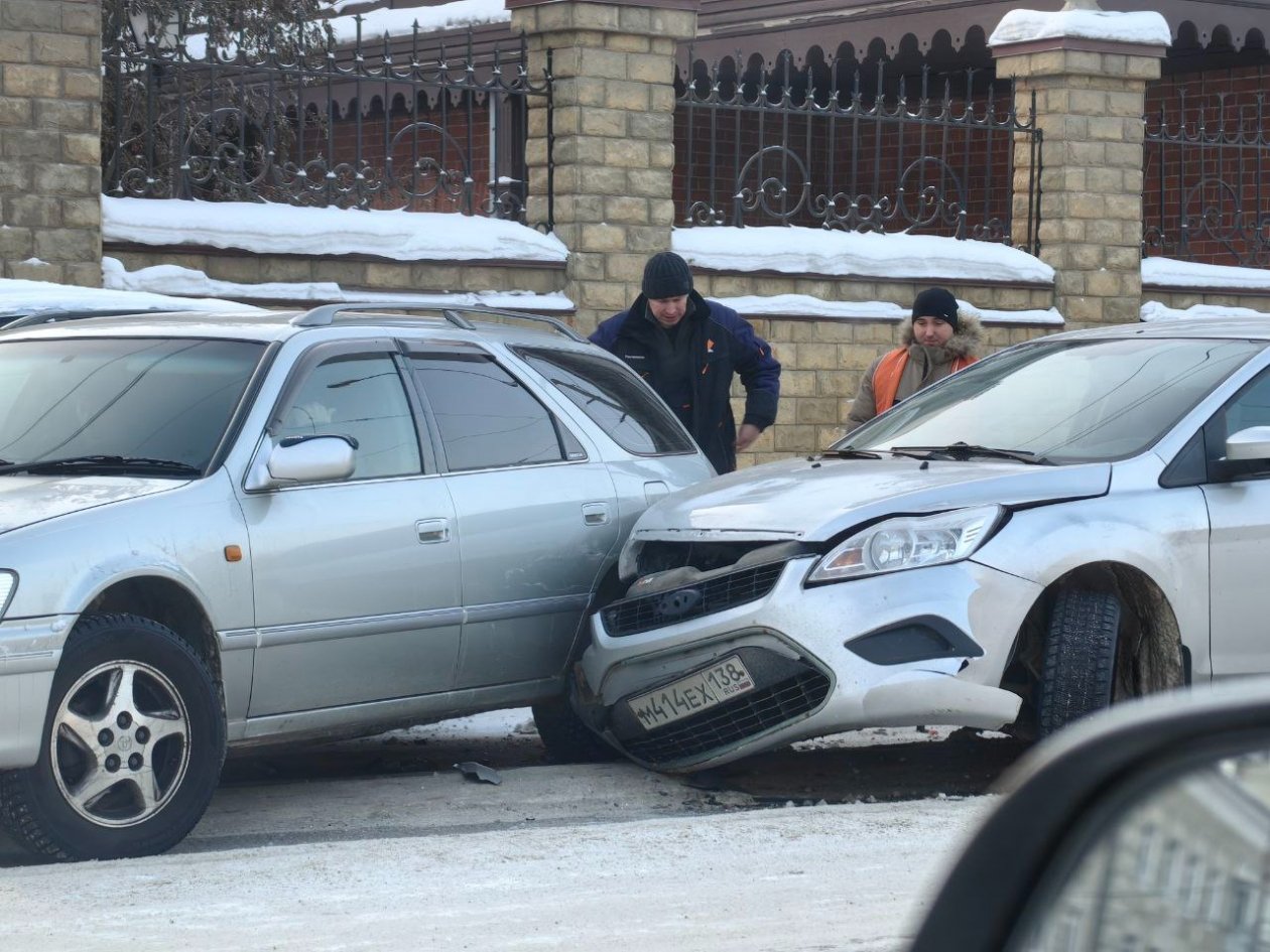Три автомобиля столкнулись на улице Степана Разина в Иркутске Антон Eрошенко, ИА IrkutskMedia