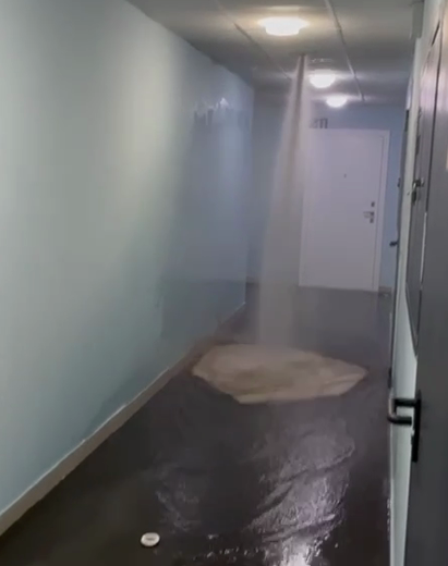 Шесть этажей затопило в крупном ЖК в Москве скрин из видео @t.me/mskonline2024