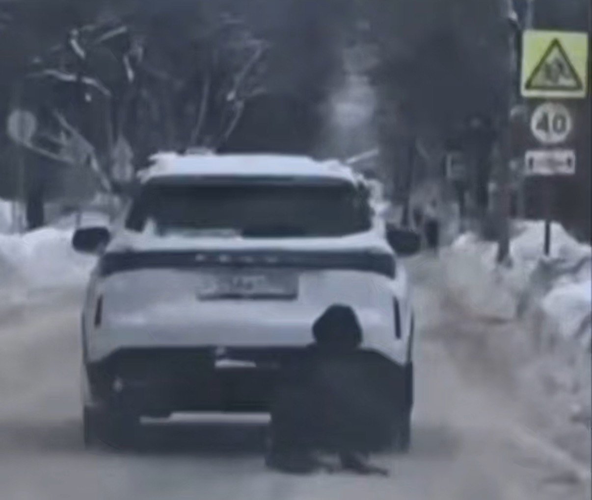 Водитель прокатил ребенка на снегокате, привязанном к бамперу авто в Подмосковье скрин из видео @t.me/moscowtop