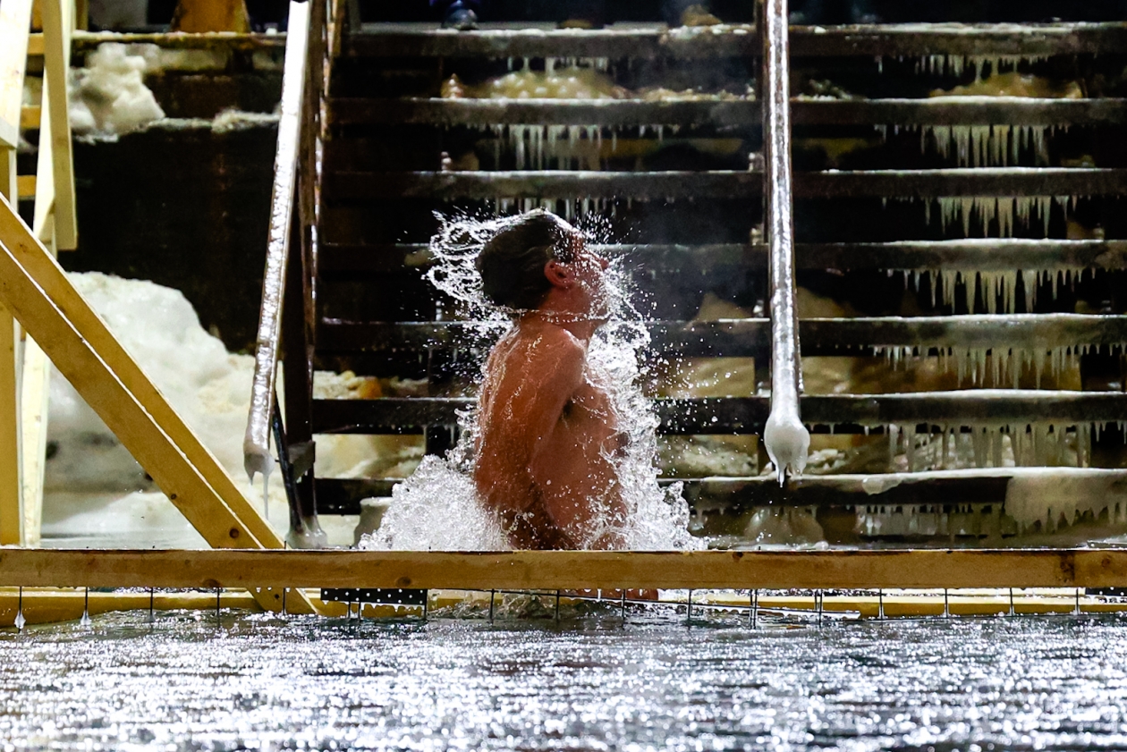 Купание в проруби без ущерба для здоровья: что нужно знать перед нырянием в ледяную воду Евгений Кулешов, ИА PrimaMedia