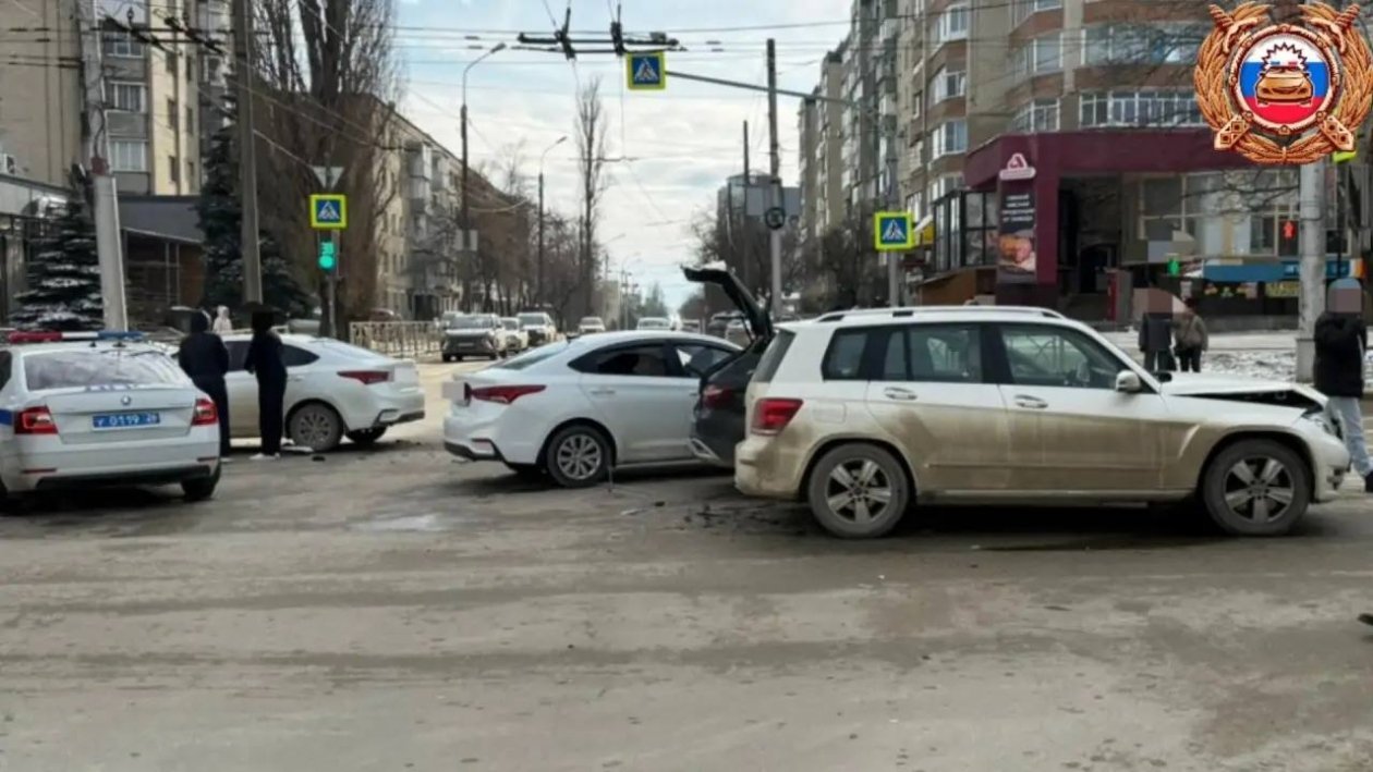 Двойное ДТП перекрыло движение перекрёстке улиц Мира и Льва Толстого в Ставрополе пресс-служба Госавтоинспекции Ставрополья