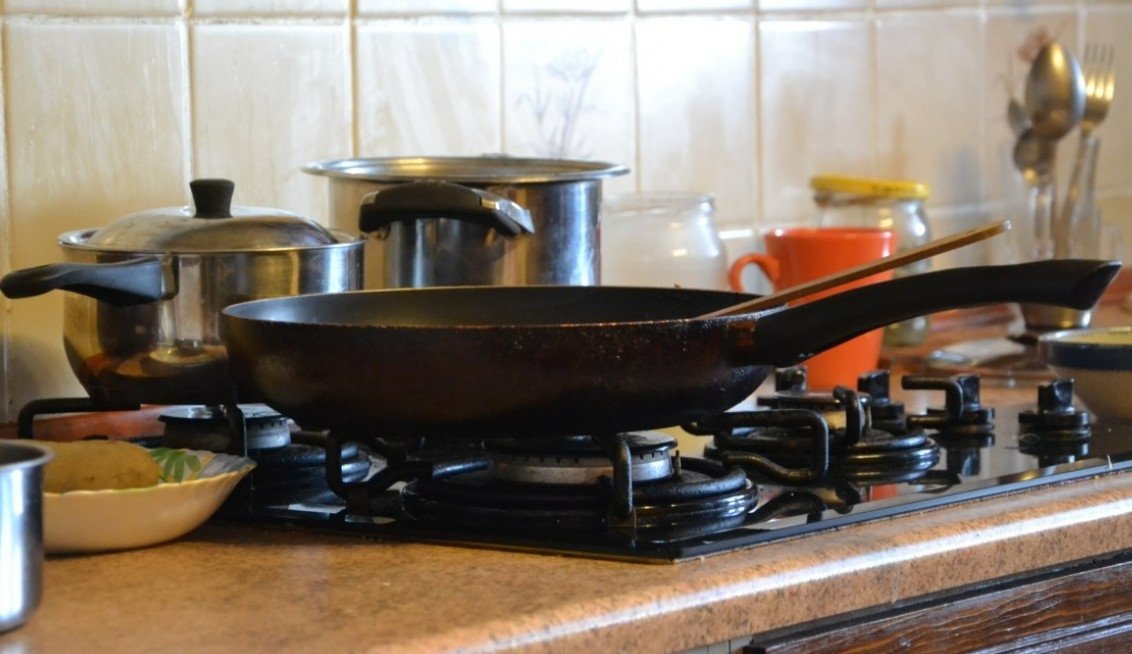 Наливаю 1 стакан в сковороду - и 10-летняя посуда снова жарит как новая: весь нагар сполз сам pxhere.com