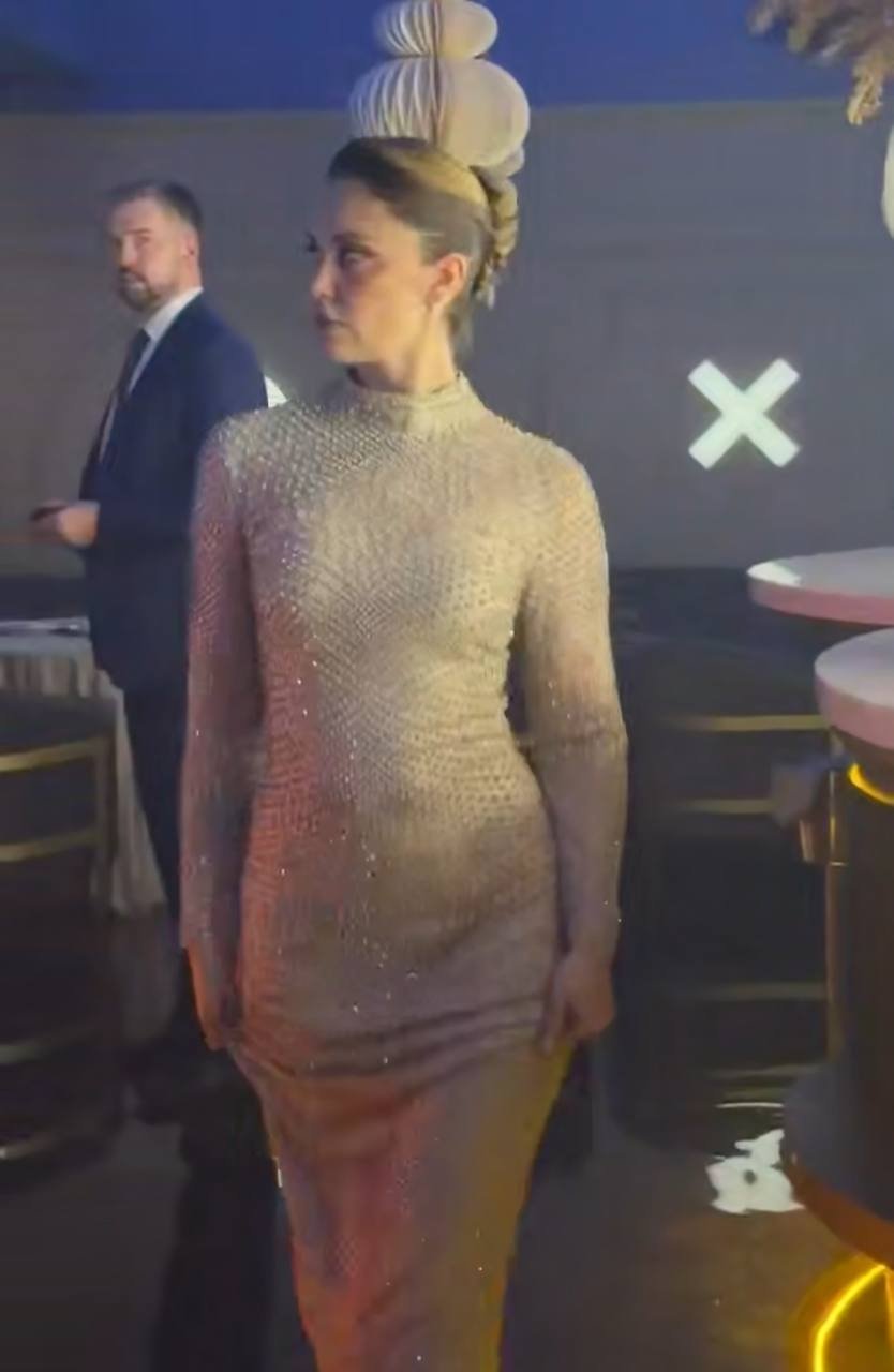 скриншот из видео. телеграм-канал Агаты Муцениеце (18+)