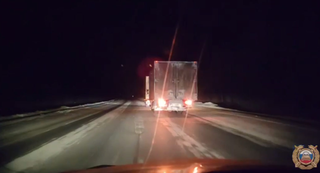 Госавтоинспекторы помогли водителю заглохшего в мороз грузовика в Приангарье Госавтоинспекция по Иркутской области