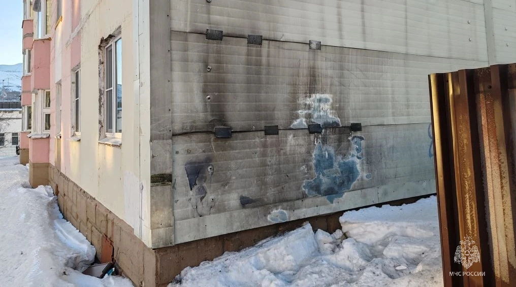 В Магадане горящая ель повредила фасад дома ГУ МЧС России по Магаданской области