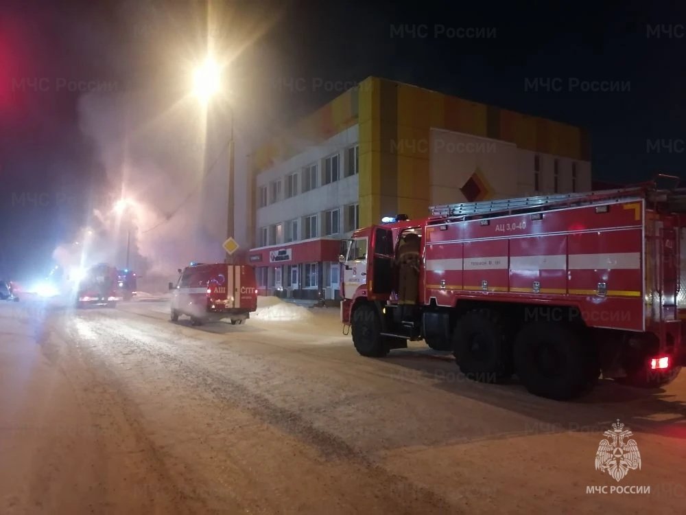 Огнеборцы спасли пятерых человек на пожаре в торговом центре в Ангарске Пресс-служба ГУ МЧС России по Иркутской области